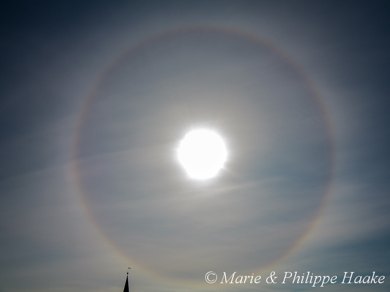 Nesseby 0913.jpg - Halo solaire au-dessus du clocher de l'église de Nesseby, Varanger (Norvège, juin 2012)